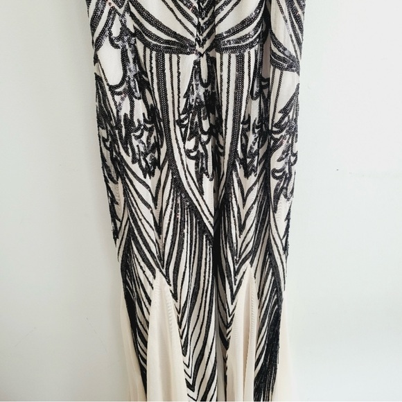 R&M Beautiful flowy gown in champagne and black - Picture 7 of 7